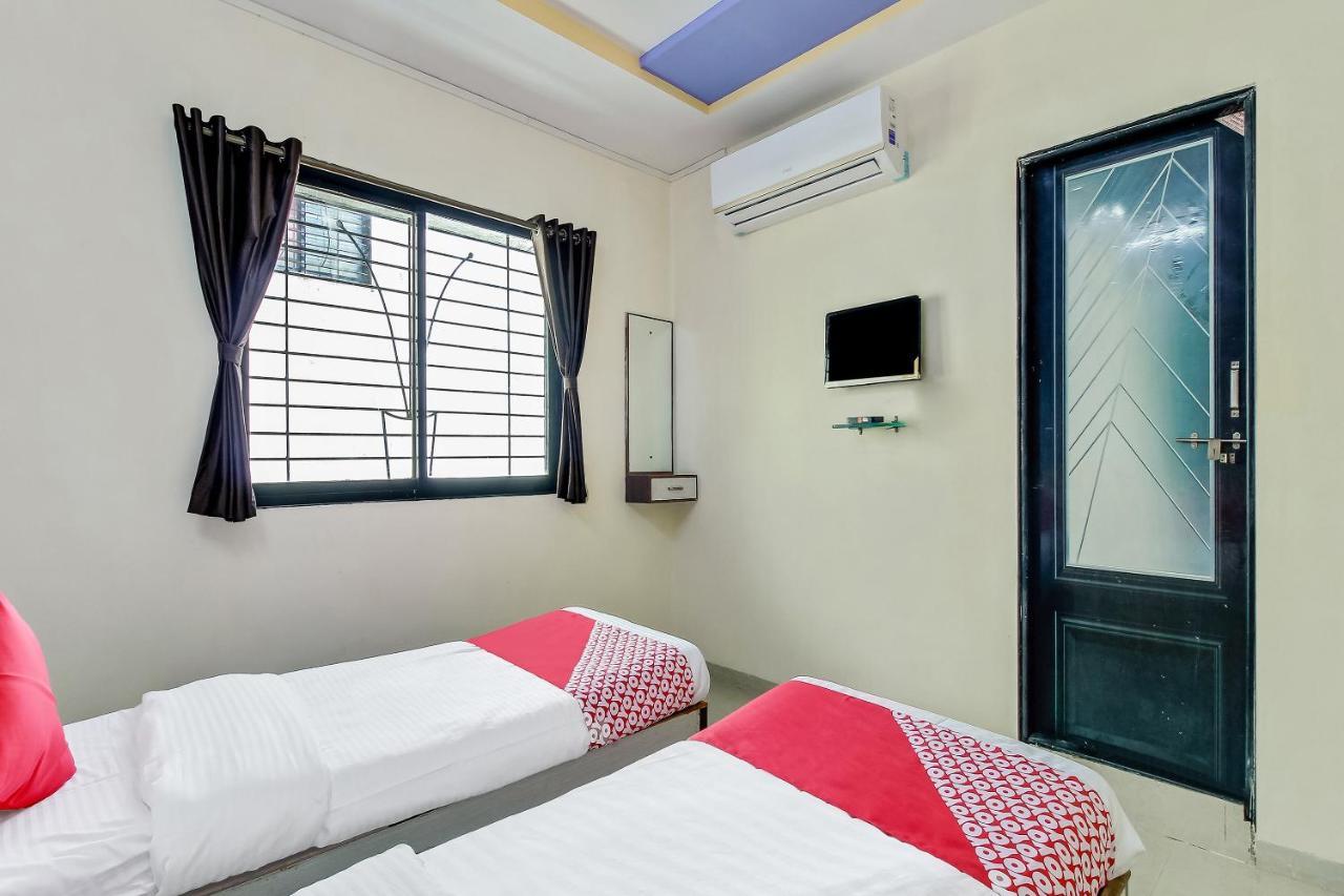 Oyo Flagship 48365 Hotel Shiva'S Castle Chalisgaon Esterno foto