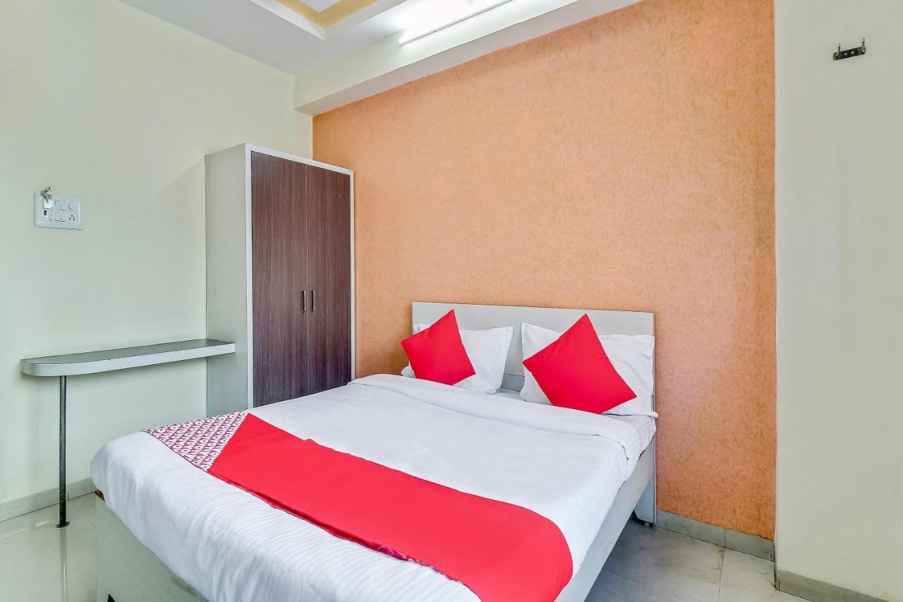 Oyo Flagship 48365 Hotel Shiva'S Castle Chalisgaon Esterno foto