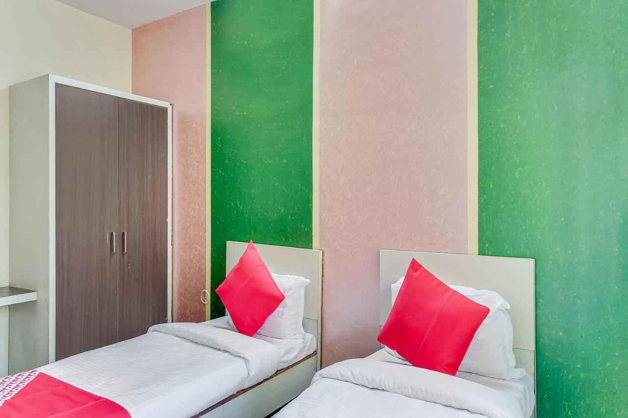 Oyo Flagship 48365 Hotel Shiva'S Castle Chalisgaon Esterno foto